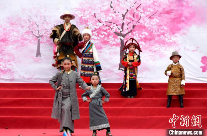 3月28日，西藏林芝第二十屆桃花旅游文化節(jié)開(kāi)幕式上的文藝表演?！±盍?攝