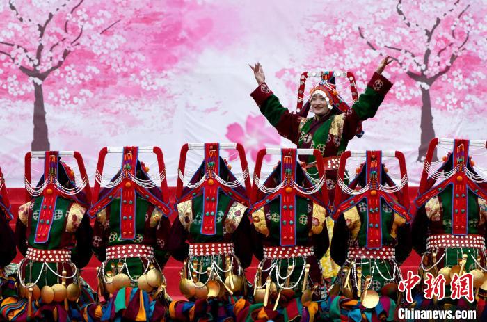 3月28日，西藏林芝第二十屆桃花旅游文化節(jié)開(kāi)幕式上的文藝表演?！±盍?攝