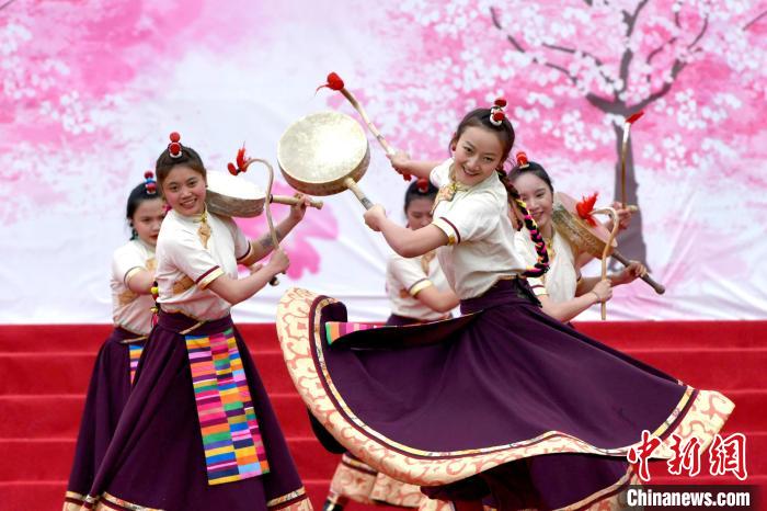 3月28日，西藏林芝第二十屆桃花旅游文化節(jié)開(kāi)幕式上的文藝表演?！±盍?攝
