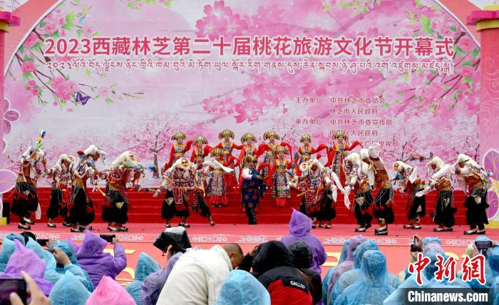 3月28日，西藏林芝第二十屆桃花旅游文化節(jié)開(kāi)幕式上的文藝表演。　李林 攝