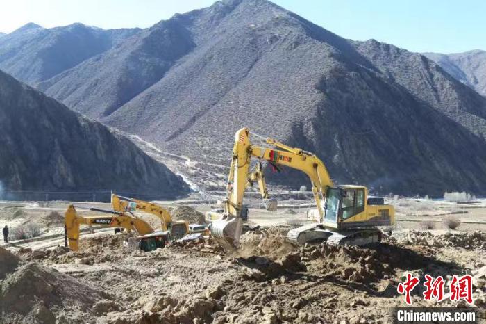 圖為高標(biāo)準(zhǔn)農(nóng)田建設(shè)施工現(xiàn)場?！「裆愔?攝