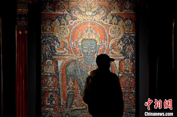 3月31日，觀眾欣賞展覽中的作品?！±盍?攝