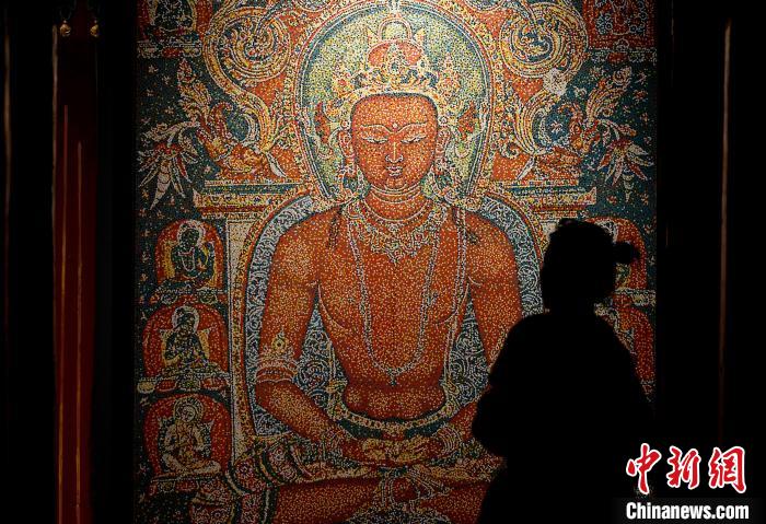 3月31日，觀眾欣賞展覽中的作品?！±盍?攝