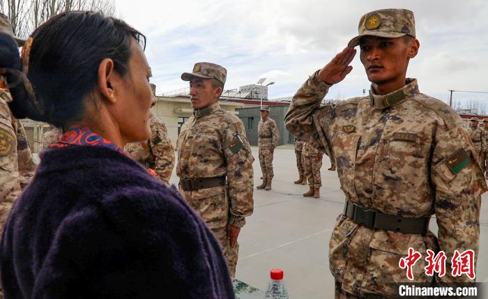 圖為列兵扎西加央向母親敬禮?！詵| 攝