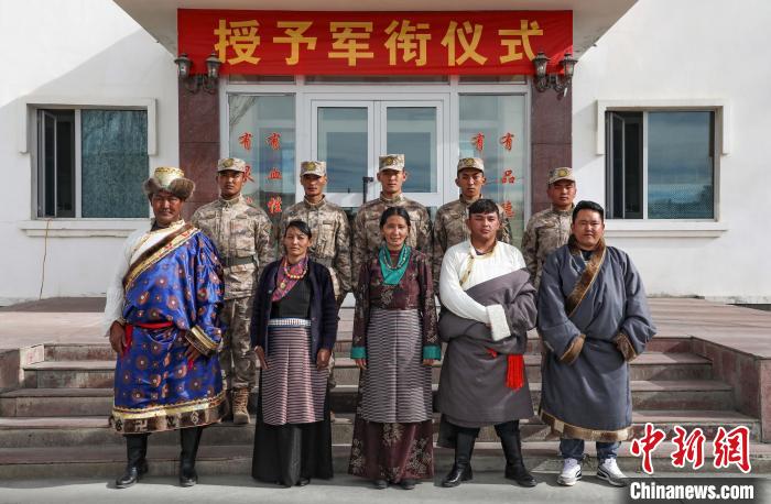 圖為列兵代表與親人合影留念?！詵| 攝