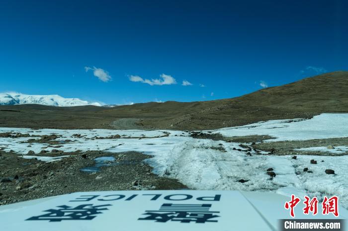 4月5日，普瑪江塘邊境派出所巡邏車通過冰河路段?！〗w波 攝
