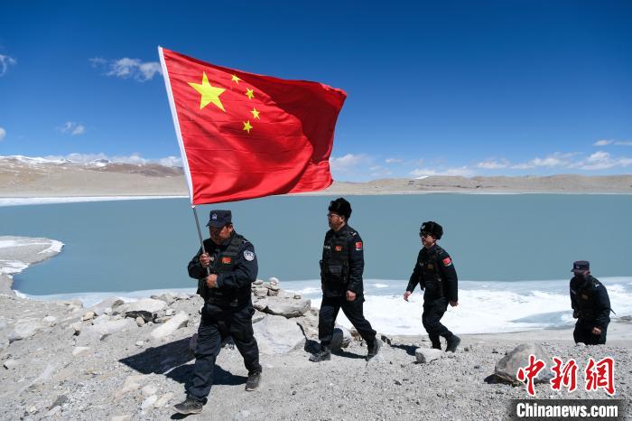 4月5日，普瑪江塘邊境派出所民輔警進行邊境巡邏?！〗w波 攝