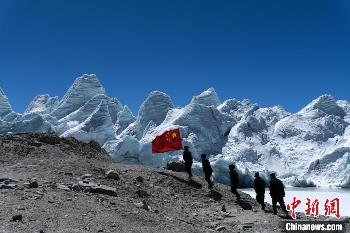 4月5日，普瑪江塘邊境派出所民輔警巡邏至四零冰川附近?！〗w波 攝