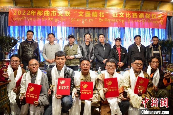 圖為獲獎人員合影留念?！∝暩聛硭?攝