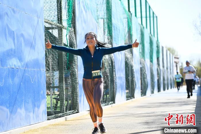 圖為5公里歡樂(lè)跑現(xiàn)場(chǎng)。　貢嘎來(lái)松 攝