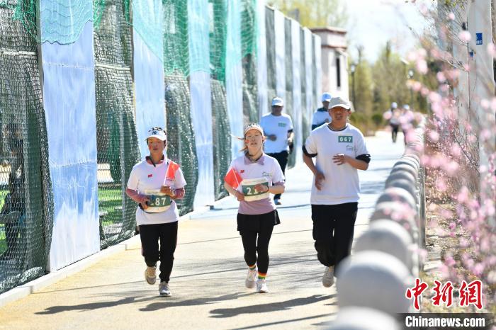圖為5公里歡樂(lè)跑現(xiàn)場(chǎng)。　貢嘎來(lái)松 攝