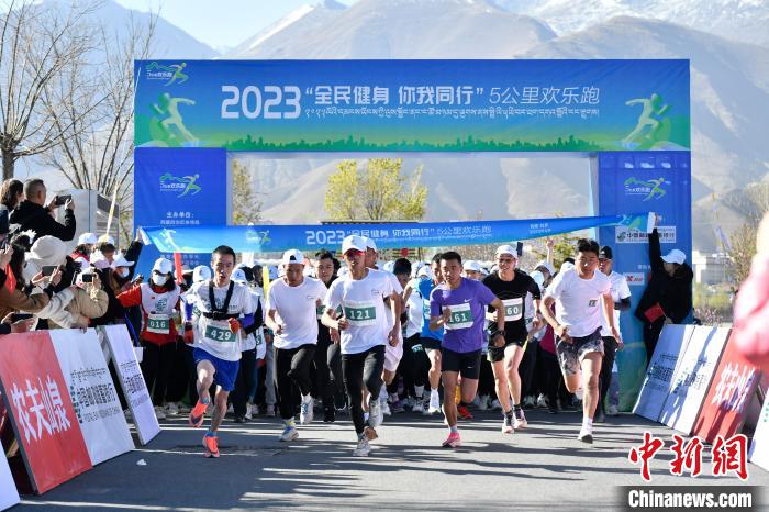 圖為5公里歡樂(lè)跑現(xiàn)場(chǎng)?！∝暩聛?lái)松 攝