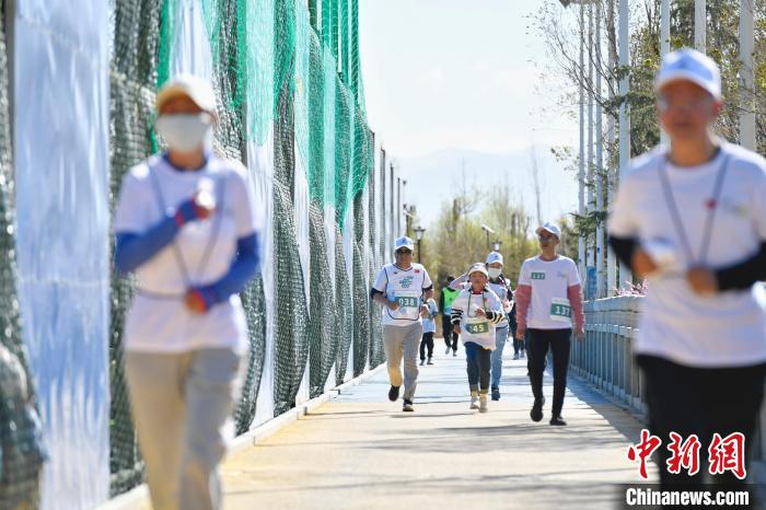 圖為5公里歡樂(lè)跑現(xiàn)場(chǎng)?！∝暩聛?lái)松 攝