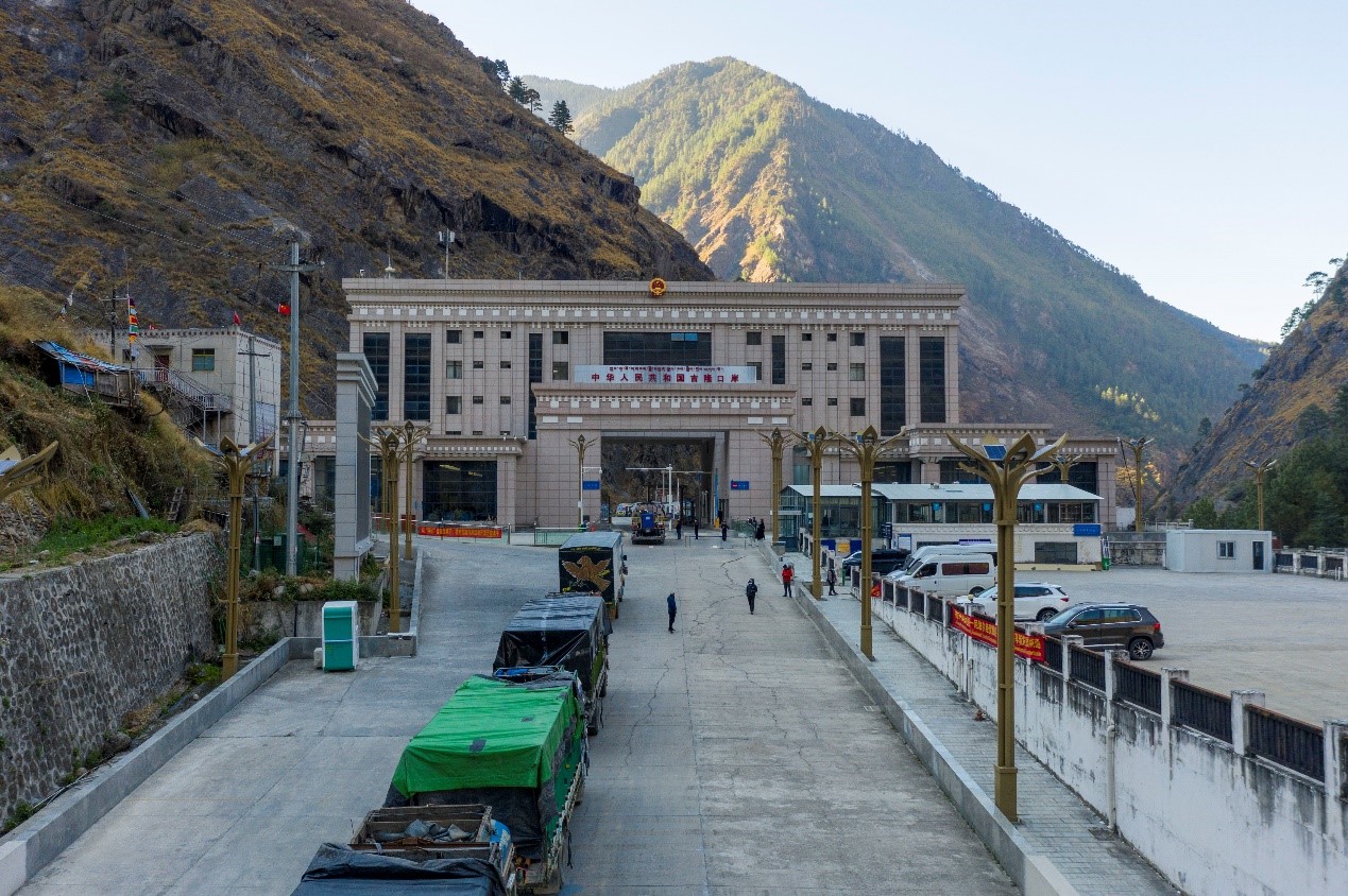 吉隆口岸正在等待出境的車輛。人民網(wǎng)記者 唐宋攝