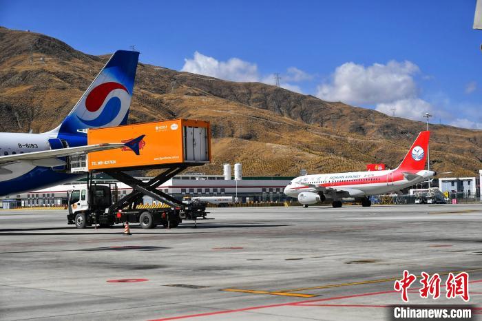 圖為藍天下的高原機場?！≈芎?攝