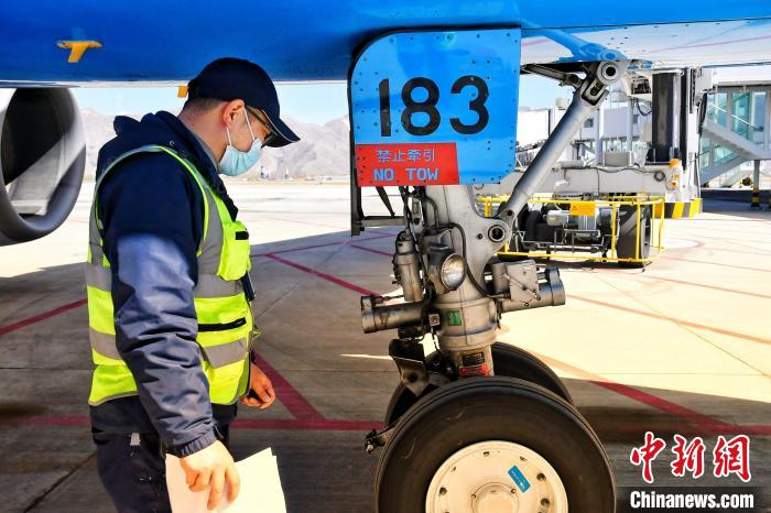 圖為機場工作人員進行相關檢查?！≈芎?攝