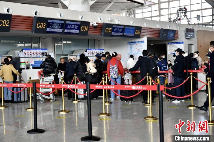 圖為旅客辦理登機手續(xù)?！≈芎?攝