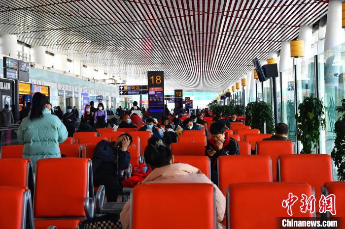 圖為旅客在機場候機室等待登機?！≈芎?攝