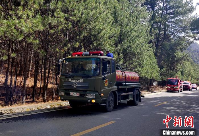 林芝市森林消防支隊米林中隊在米林縣一帶開展灑水增濕作業(yè)?！≮w健宇 攝