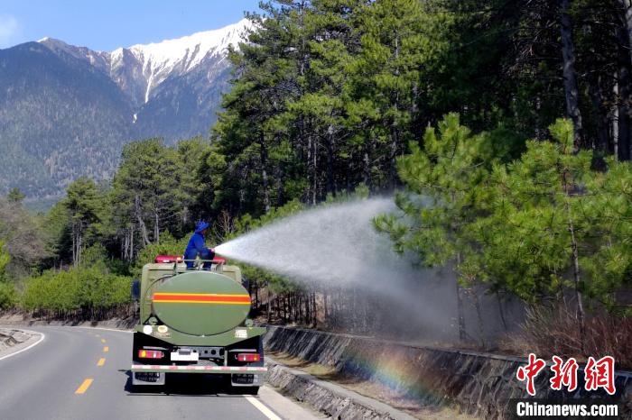 林芝市森林消防支隊米林中隊在米林縣一帶開展灑水增濕作業(yè)?！≮w健宇 攝
