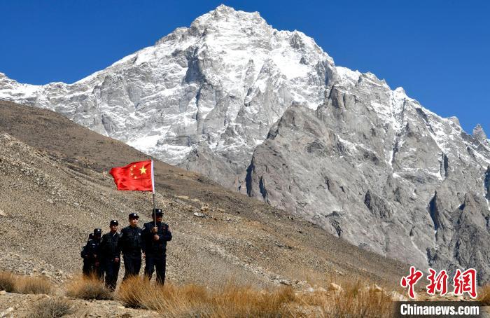 底雅邊境派出所民警夏永軍(右一)在巡邏中?！±盍?攝