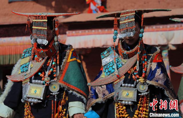圖為參展攝影師拍攝的西藏阿里普蘭飛天服飾。　主辦方 供圖