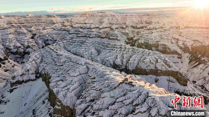 圖為參展攝影師拍攝的西藏阿里札達土林雪后風(fēng)光?！≈鬓k方 供圖