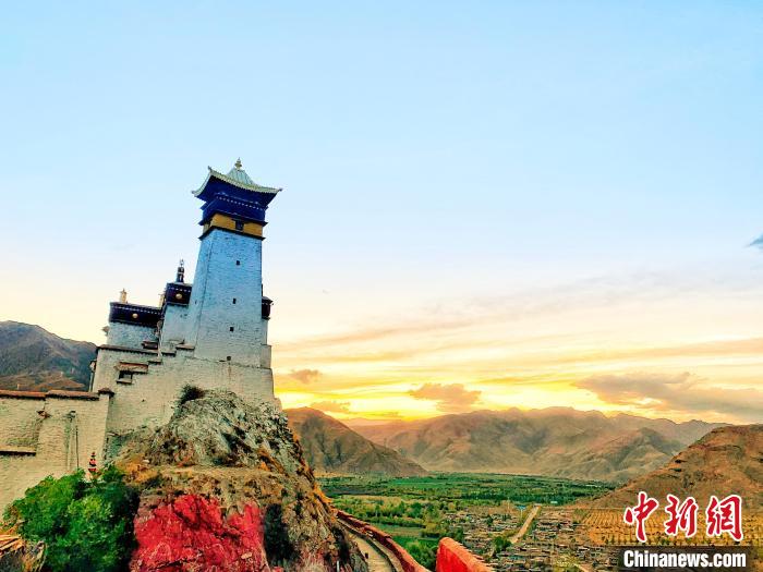 圖為西藏第一座宮殿——山南雍布拉康?！埼?攝