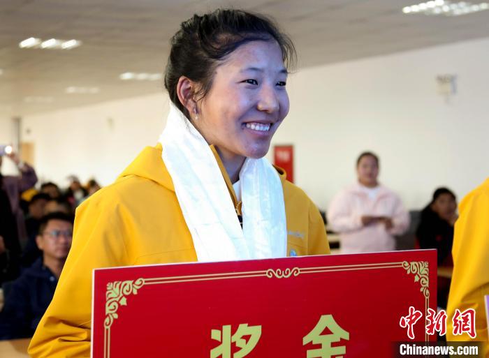 玉珍拉姆上臺(tái)領(lǐng)獎(jiǎng)。　貢確 攝