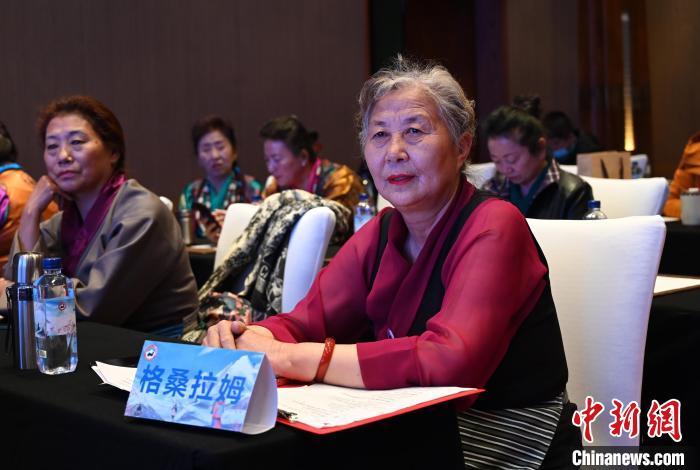 圖為西藏銀發(fā)旅游產(chǎn)品體驗(yàn)團(tuán)老年代表?！≮w朗 攝