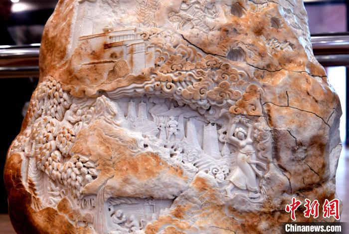 圖為5月16日，展覽中的漢白玉雕作品《猴子變?nèi)恕??！±盍?攝