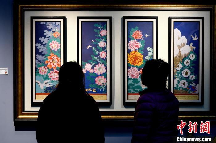 圖為5月16日，觀眾正在欣賞展覽中的新創(chuàng)唐卡作品。　李林 攝