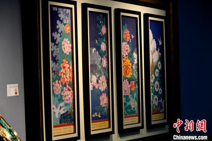 圖為5月16日，展覽中新創(chuàng)唐卡作品《四季花》?！±盍?攝