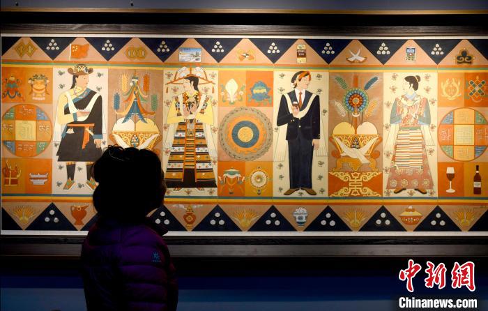 圖為5月16日，觀眾正在欣賞展覽中的新創(chuàng)唐卡作品。　李林 攝