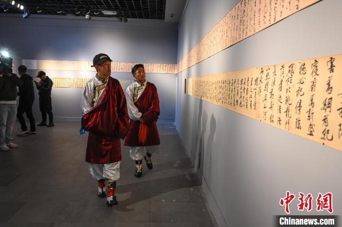 圖為學(xué)生參觀黃庭堅(jiān)書法文獻(xiàn)展?！≮w朗 攝