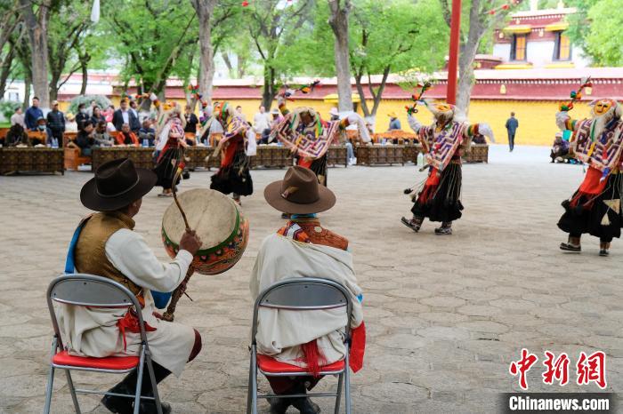 中國西藏發(fā)展論壇中外參訪嘉賓在拉薩羅布林卡觀藏戲、品卡塞