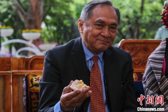 菲律賓駐華大使吉米·阿德里亞諾·弗洛克魯茲品嘗卡塞。　江飛波 攝