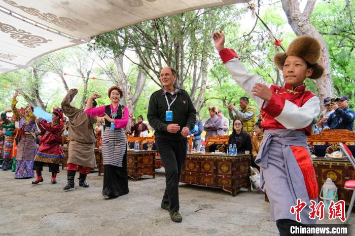 英國籍嘉賓柯馬凱(Michael Crook)加入鍋莊舞隊(duì)伍。　江飛波 攝