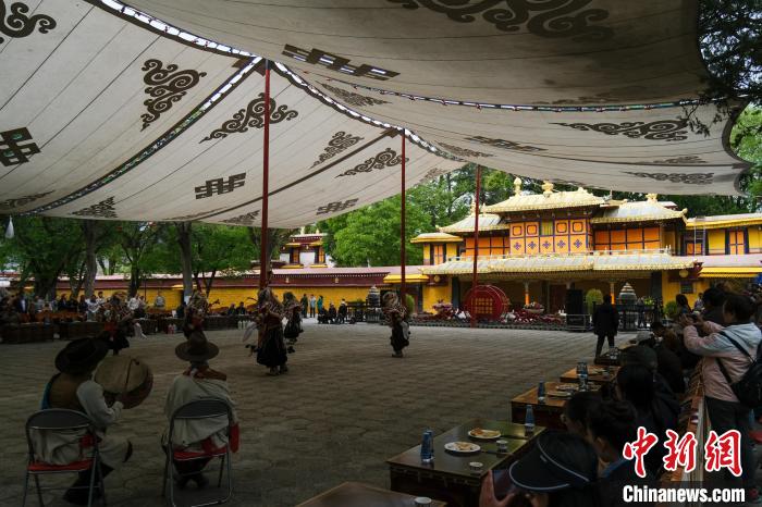 圖為當(dāng)日拉薩羅布林卡?！〗w波 攝