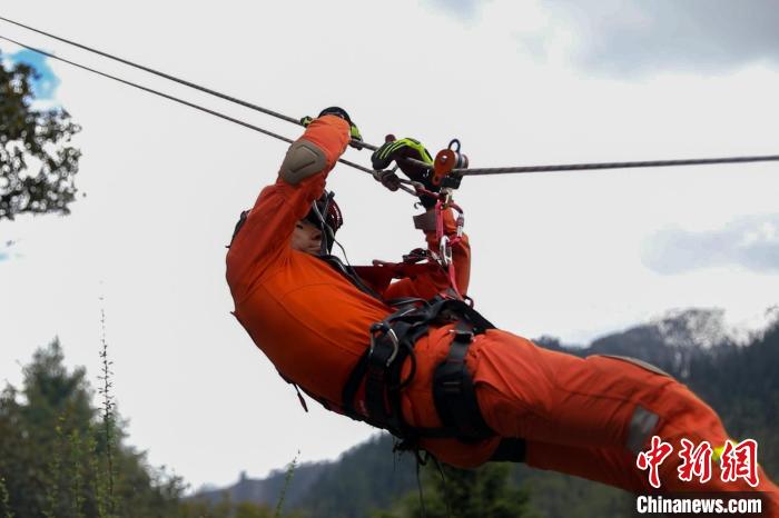 圖為消防員開展斜向救援訓(xùn)練?！抢倮?攝