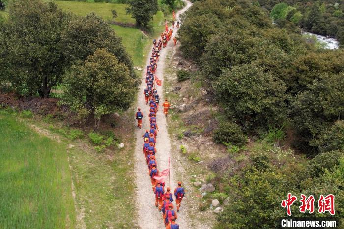 圖為西藏林芝森林消防員穿越山林。　馮怡凡 攝