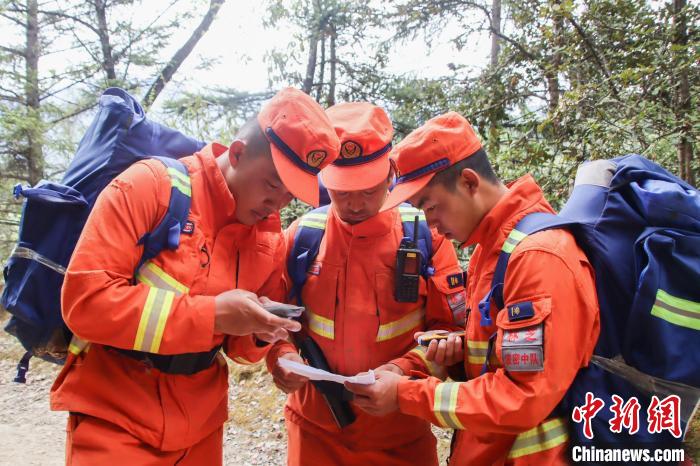 圖為消防員開展野外按圖行進(jìn)訓(xùn)練?！抢倮?攝