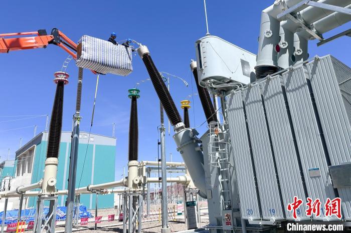 國網(wǎng)西藏電力組織檢修人員對(duì)設(shè)備進(jìn)行全面體檢。　國網(wǎng)西藏電力有限公司 供圖