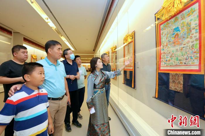 “藏韻瑰寶”藏醫(yī)四部醫(yī)典唐卡珍品展現(xiàn)場?！⒖∩n 攝