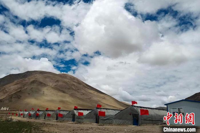 圖為西藏康馬縣的高原溫室大棚?！⒔ㄜ?攝