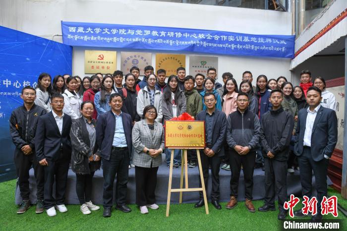 圖為揭牌儀式上合影?！∝暩聛硭?攝