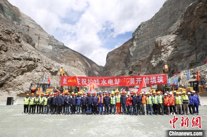 拉哇水電站大壩填筑啟動(dòng)儀式現(xiàn)場(chǎng)?！∪A電金上公司 供圖