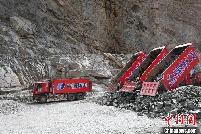 拉哇水電站正式啟動(dòng)大壩填筑。　華電金上公司 供圖