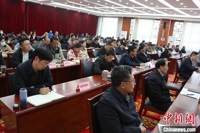 圖為專題黨課現(xiàn)場(chǎng)?！∝暽＠?攝