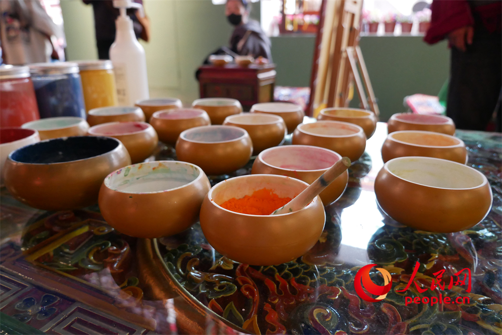 繪制唐卡所用的顏料。人民網(wǎng) 韋衍行攝